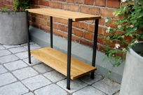 Sideboard/sidobord med två hyllor i ek