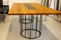Matbord i ek med infälld granit. Runda benstativ i järn