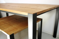 Matbord och soffbord med järnben som täcker eken i hörnen