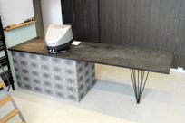Arbetsbord med granit och järnben