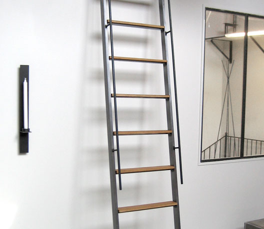 en_extra_lang_och_brant_lofttrappa_stege-1