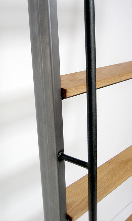en_extra_lang_och_brant_lofttrappa_stege-3
