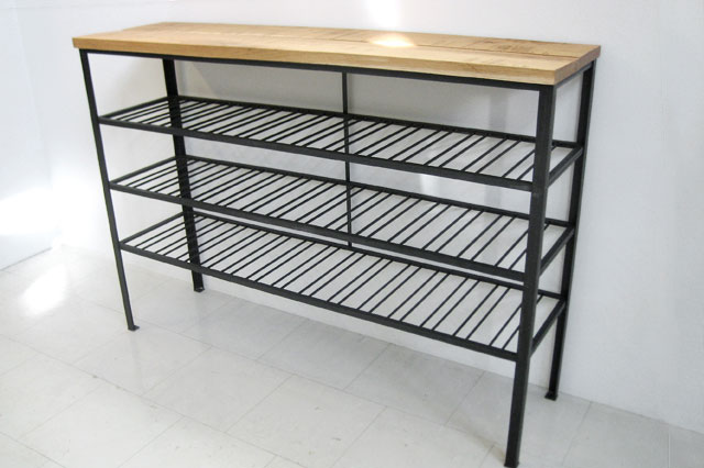 vinbord_med_tre_hyllor_och_ek-peter_lindqvist_ab